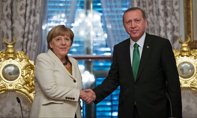 Η Μέρκελ σε διπλό ταμπλό! Ενισχύει τη Frontex και παράλληλα πουλάει όπλα στην Τουρκία